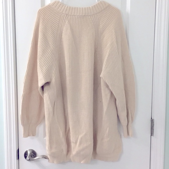 Cozy cream V-neck sweater - Picture 4 of 6